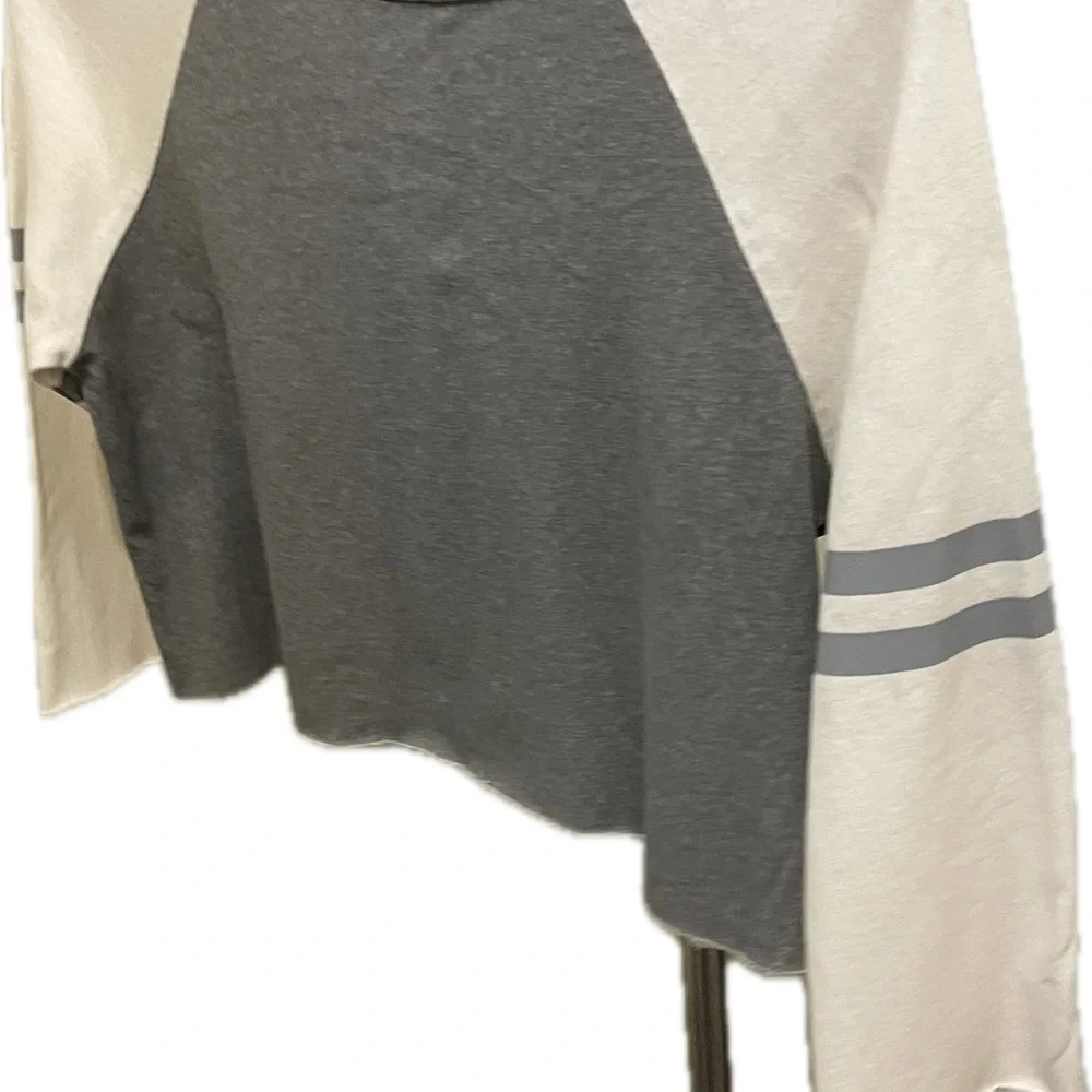 POL Women's Long Sleeve Gray and Cream Shirt Size Small Lint Mark on the Back - Picture 7 of 14